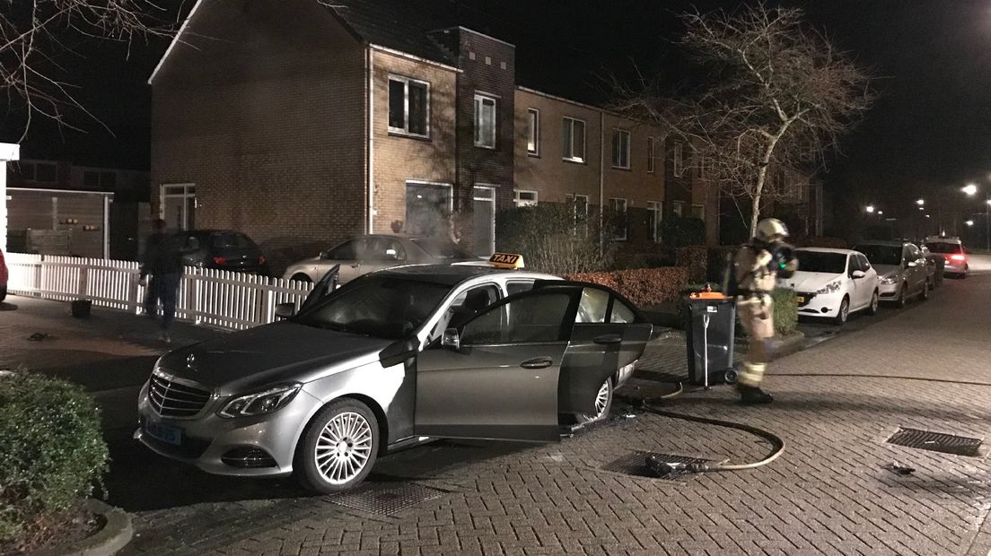 De brandweer is nog bezig met het nablussen van de taxi (Rechten: RTV Drenthe/Jeroen Kelderman)