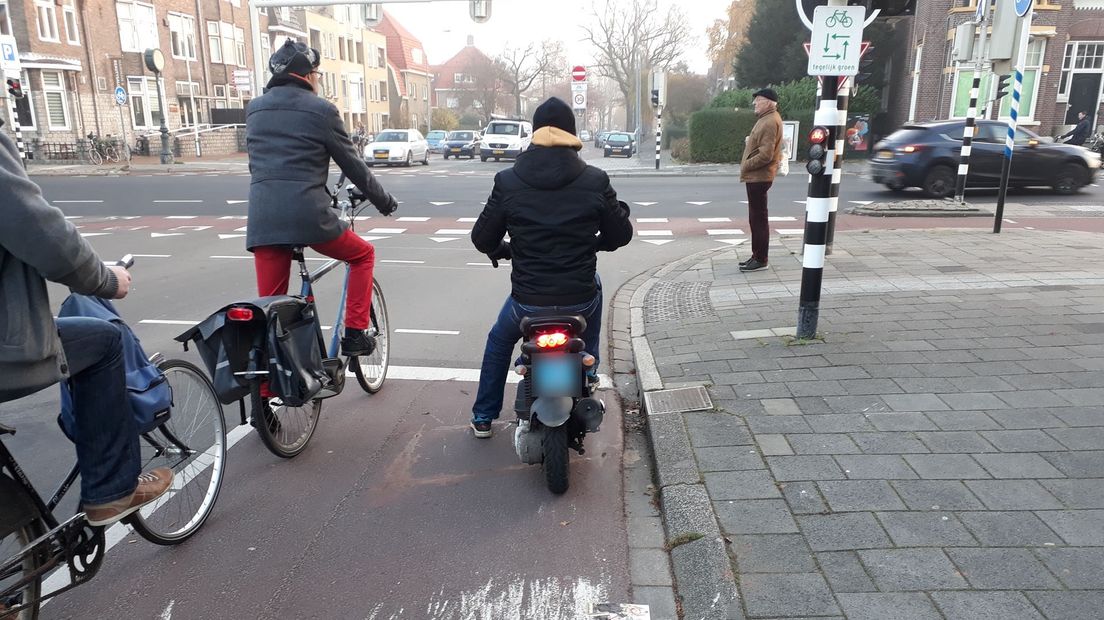 Een snorfietser mag zonder helm op het fietspad