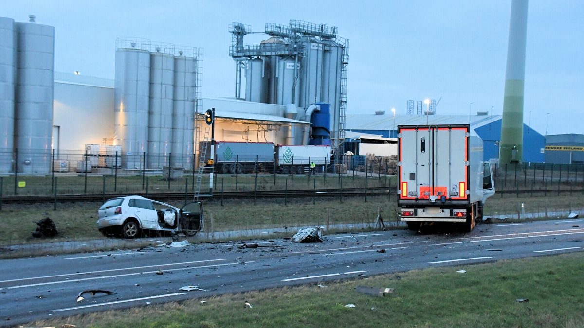 Automobilist (20) overleden na frontale botsing met vrachtwagen