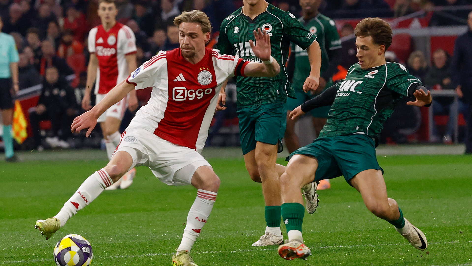 Lennard Hartjes in duel met Kenneth Taylor tijdens Ajax - Excelsior