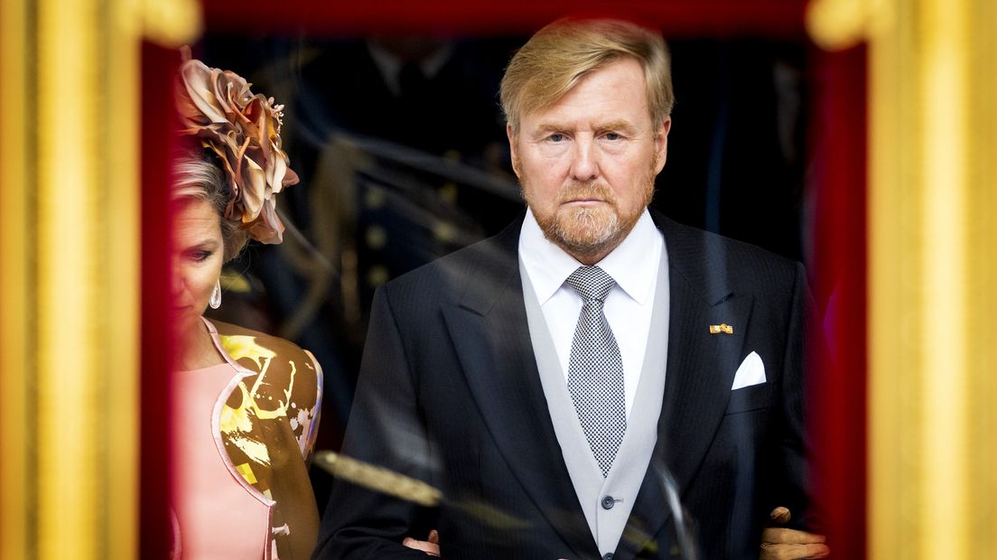 Koning Willem-Alexander en koningin Máxima vertrekken bij Paleis Noordeinde