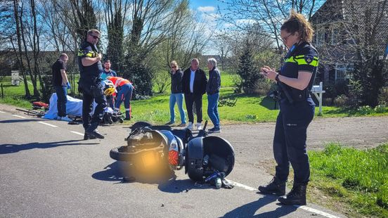 Gewonden bij botsing tussen fietser en scooterrijder. Gewonden bij botsing tussen fietser en scooterrijder.