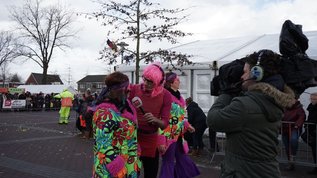Ook verslaggever Joris Barske trok een carnavalsoutfit aan (Rechten: Kim Stellingwerf)