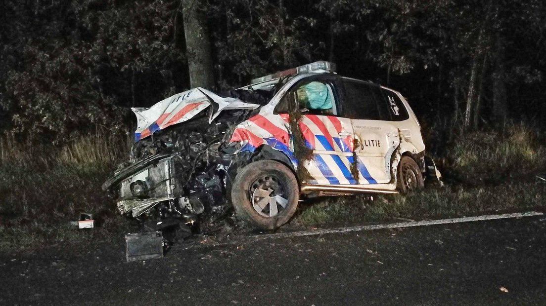 De politieauto na het ongeluk (Persbureau Meter)