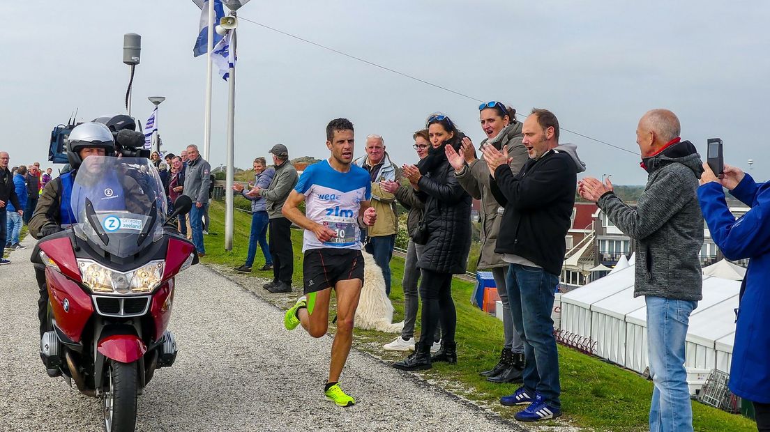 Winnaar Tim Pleijte tijdens de Kustmarathon van 2019