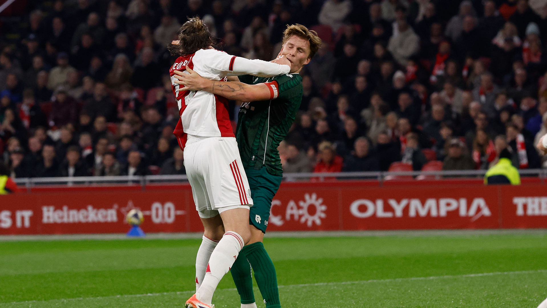 Wout Weghorst krijgt een gele kaart