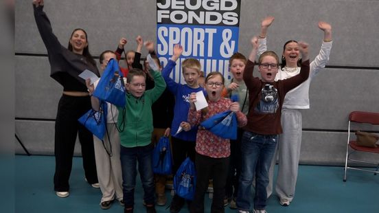 Jana en Sanne geven dansles aan kinderen in het speciaal onderwijs