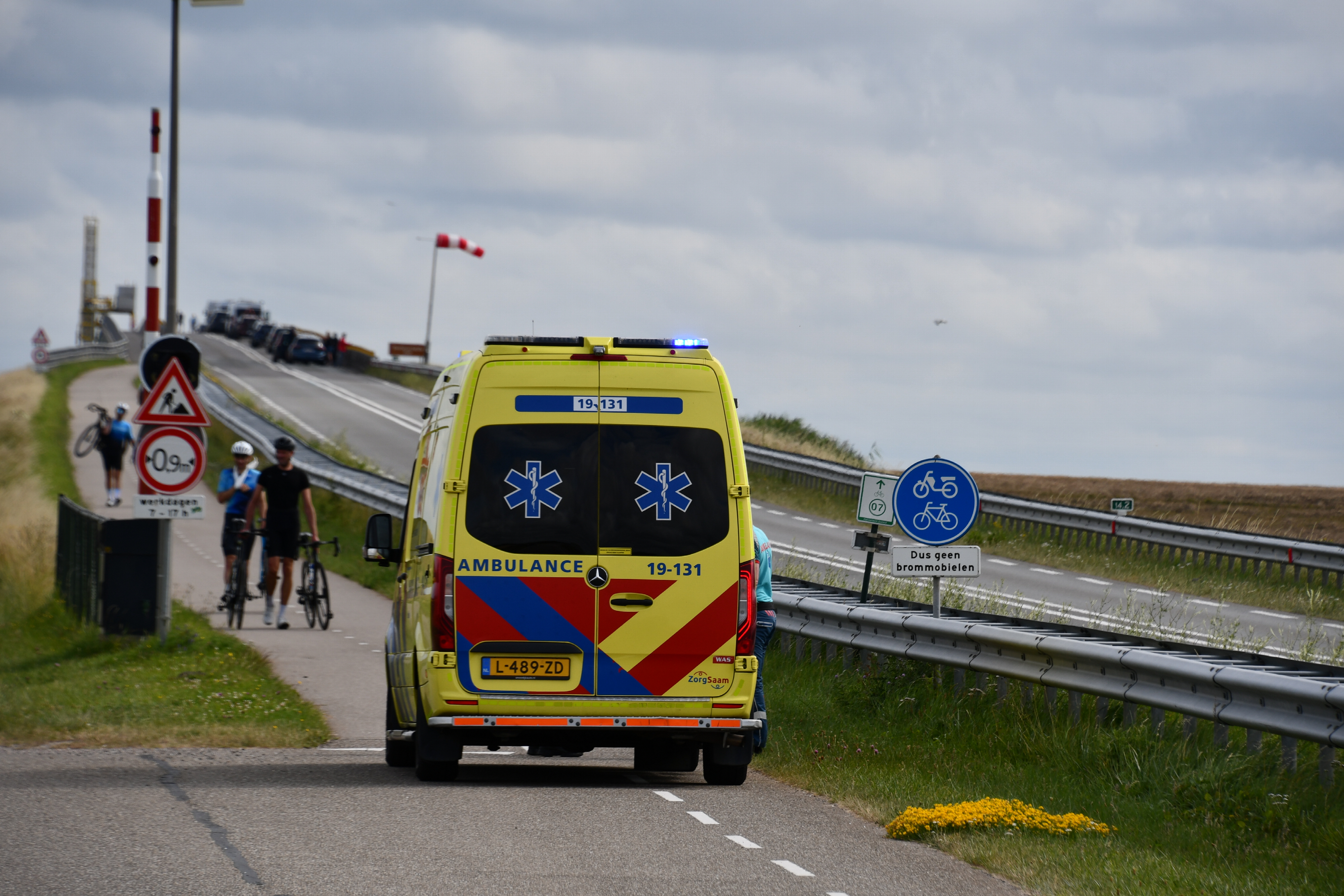 Vlaamse wielertoeristen doen hun verhaal over valpartij door koord op Zeelandbrug: 'Er was veel bloed'