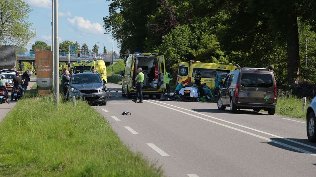 Een snorfietser overleed en een passagier raakte zwaargewond bij een aanrijding in Wezep.