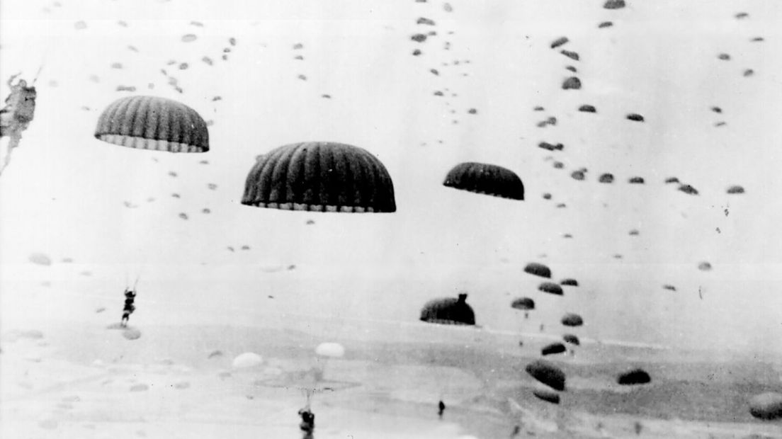 20.000 Amerikaanse en Britse parachutisten worden gedropt boven Nederland