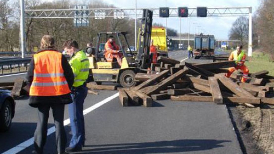 Vrachtwagen verliest bielzen op A1