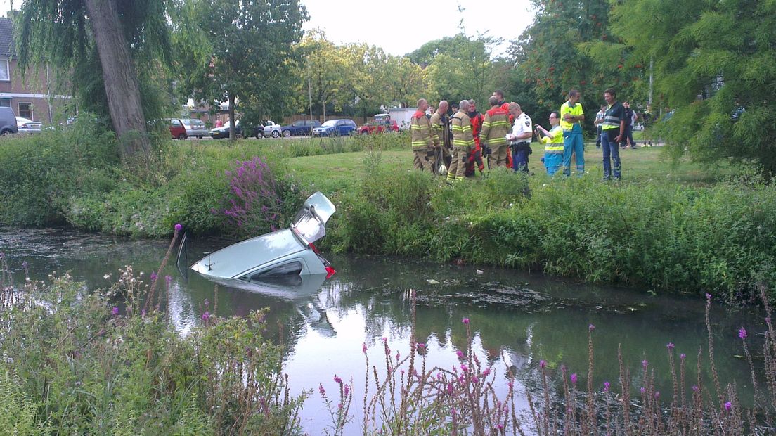 Een agent heeft zondagochtend in Arnhem een hoogbejaarde vrouw uit een auto gered die bijna volledig onder water lag.Het ongeluk gebeurde aan de Honigkamp in de wijk Presikhaaf.