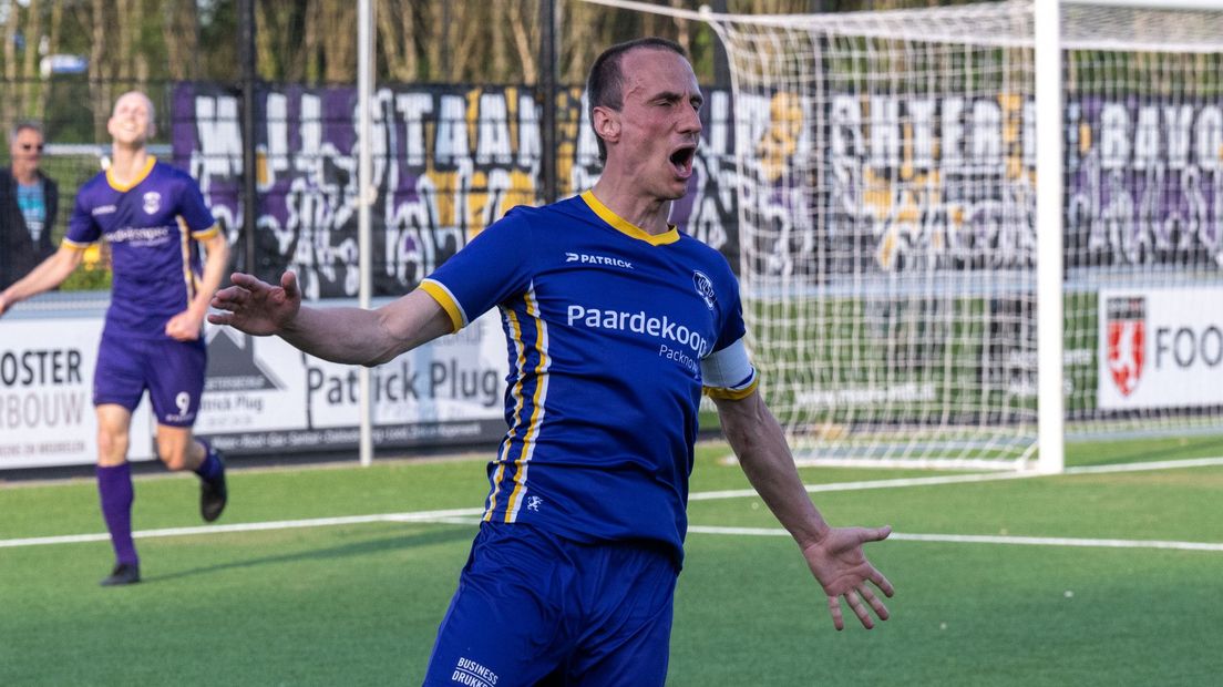 Tim de Rijk juicht in de thuiswedstrijd tegen DOVO