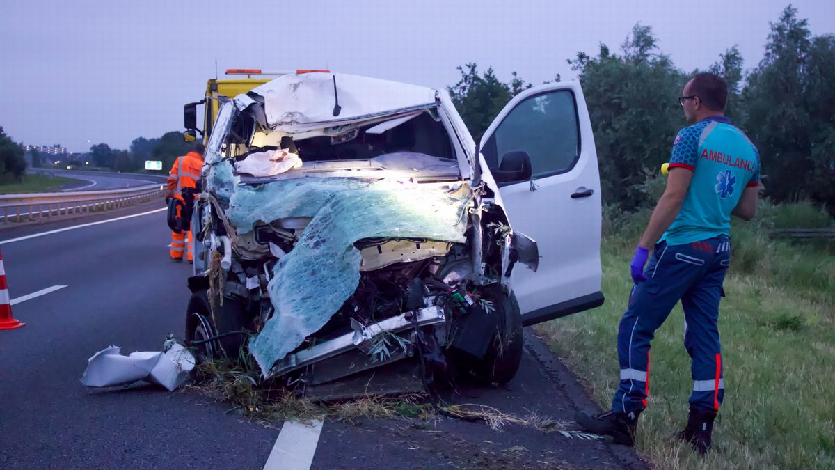 Bestelbus ramt verkeersbord bij Sneek, bestuurder aangehouden | Fiets naast sloot zorgt voor zoekact