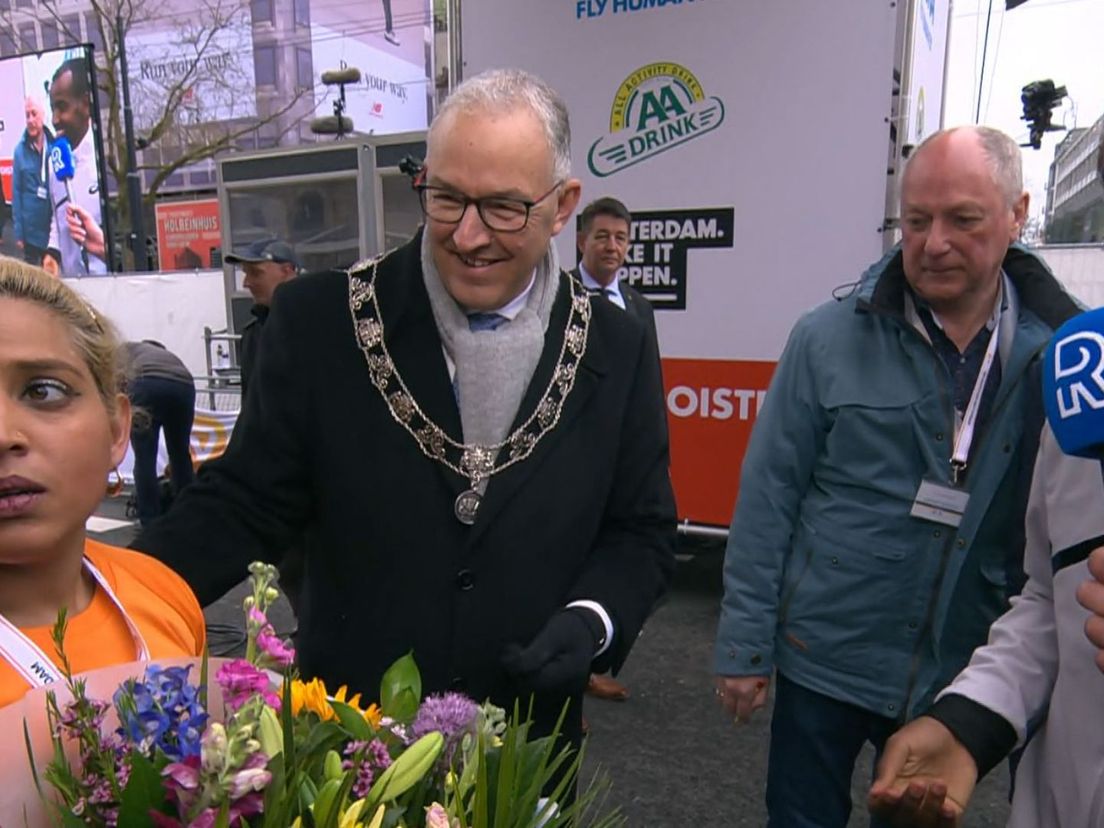 Vlnr: laatste loper Ratna, burgemeester Aboutaleb en winnaar bij de mannen Bashir Abdi