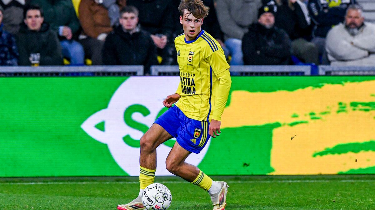 Oscar Sjöstrand maakt er 3-1 van voor SC Cambuur tegen Jong Ajax