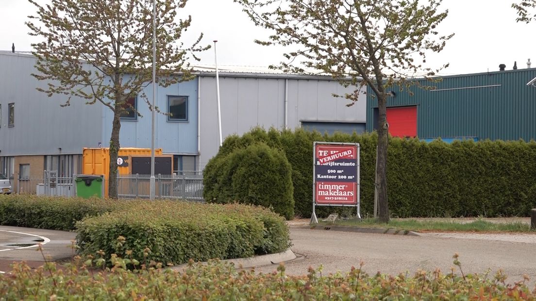 Industrieterrein in Andelst met een willekeurig pand dat is verkocht.