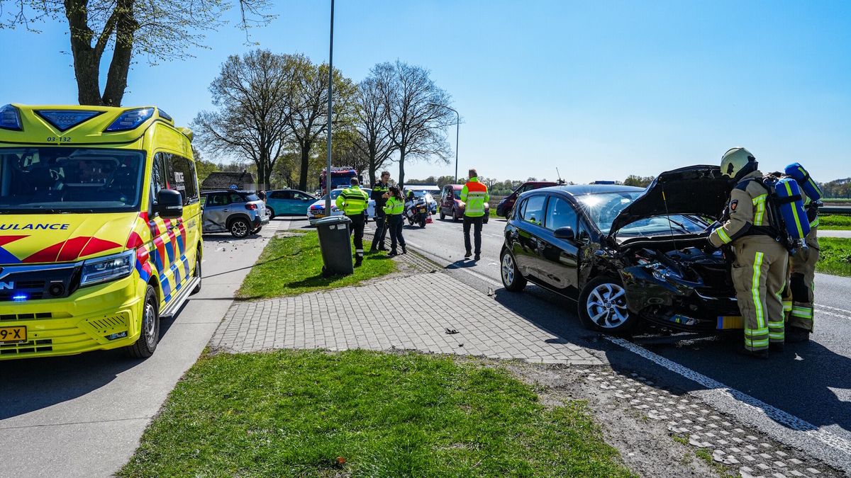 Twee gewonden na botsing in Schoonebeek