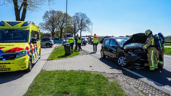 Twee gewonden na botsing in Schoonebeek. Twee gewonden na botsing in Schoonebeek.