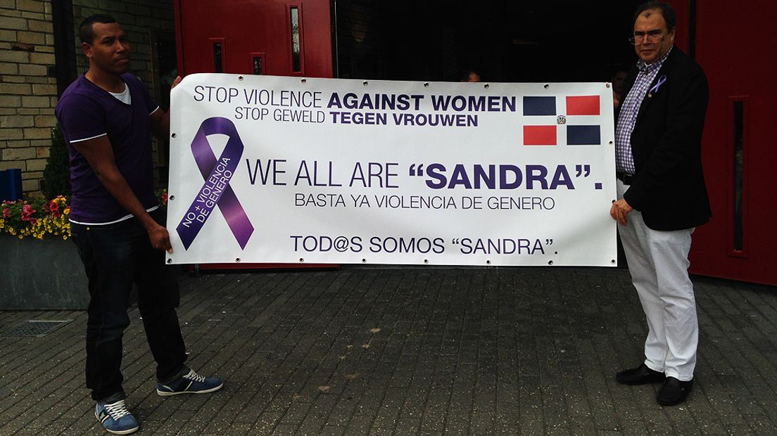 Een spandoek voor Sandra en als protest tegen geweld tegen vrouwen.
