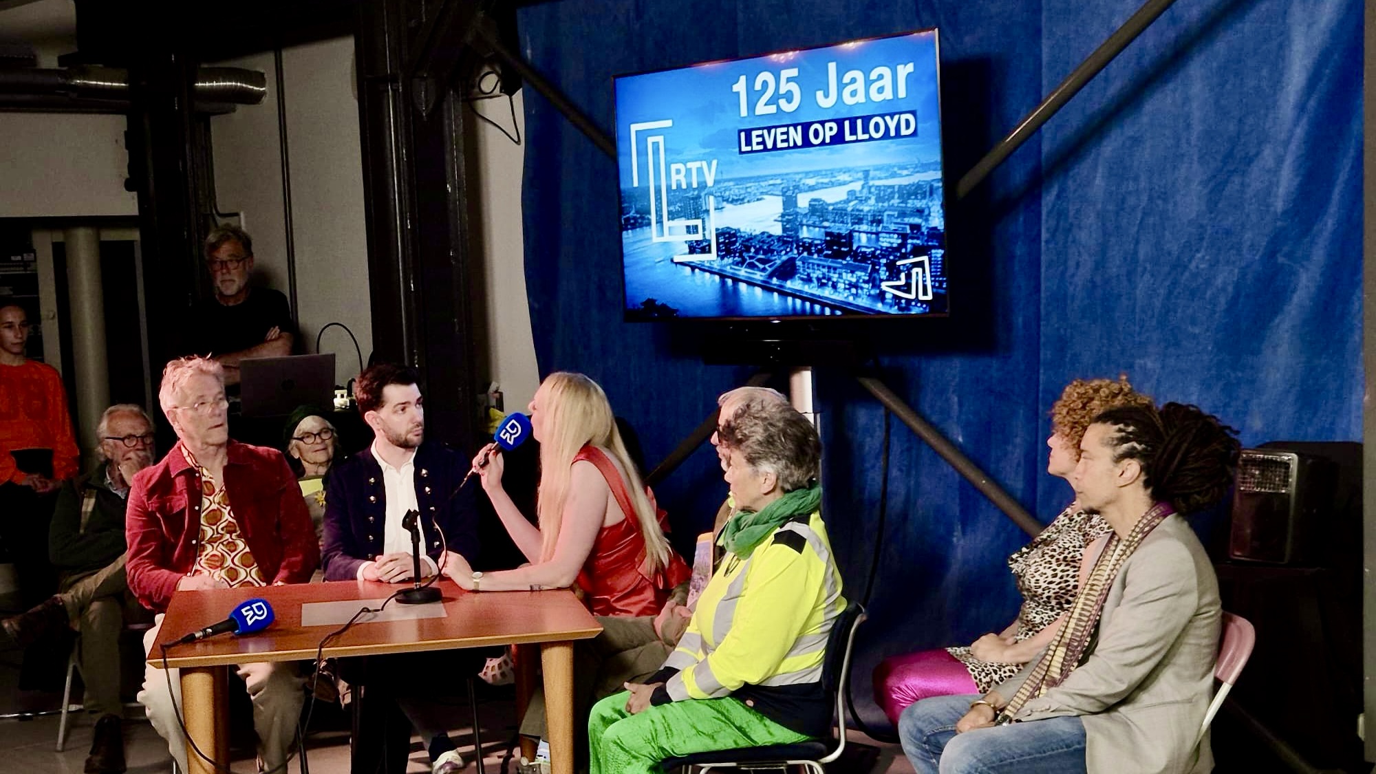 De talkshow met presentatrice Barbara