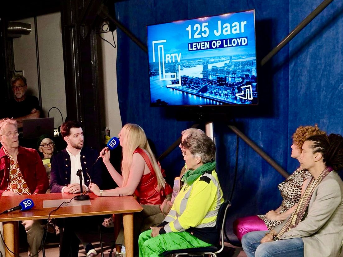 De talkshow met presentatrice Barbara
