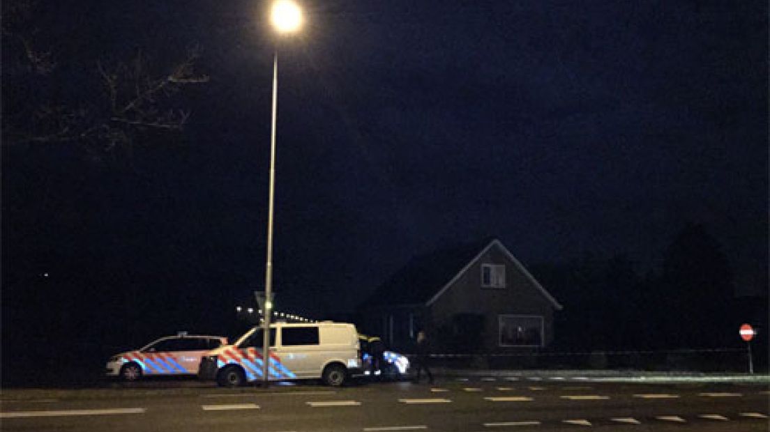 Een bejaarde vrouw is woensdagavond in haar huis aan de Deventerstraat in Apeldoorn overvallen.