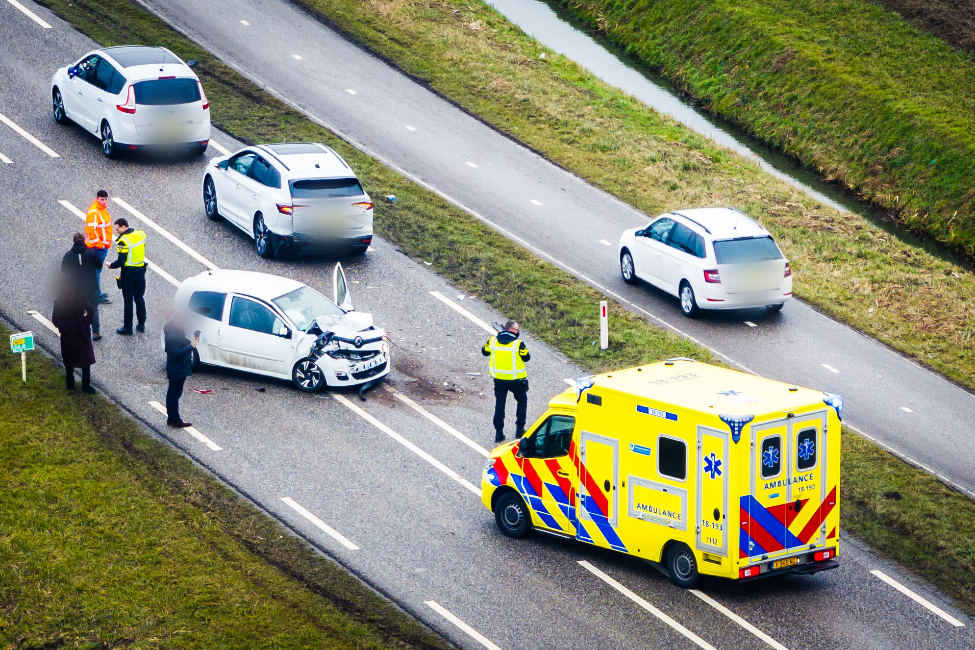 Twee auto's raakten beschadigd.