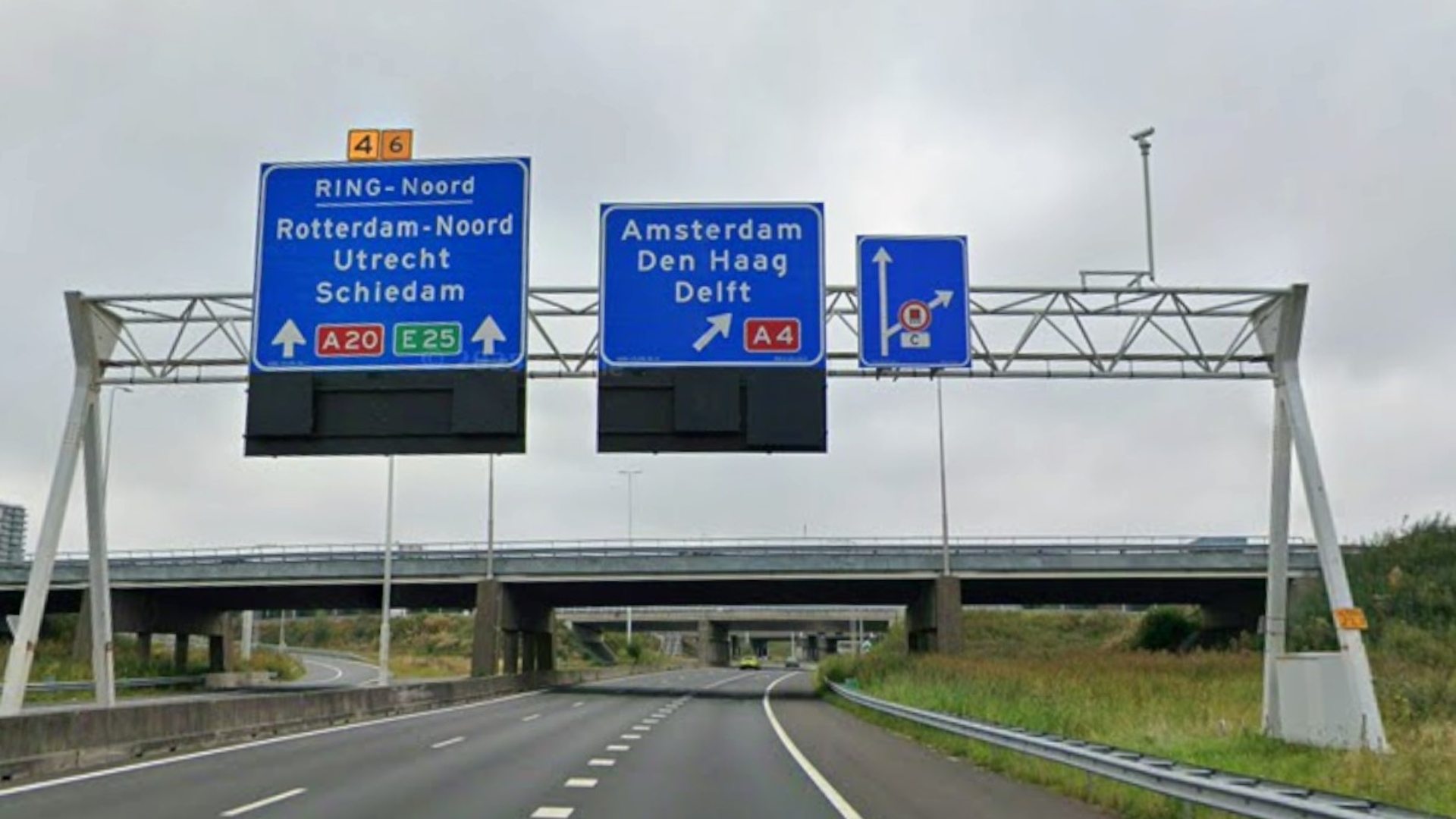 De verbindingsweg van de A20 vanuit Hoek van Holland richting de A4 (Ketheltunnel) is maandagavond en -nacht dicht.