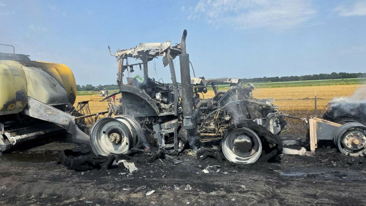 Trekker in brand op akker bij Nieuw-Buinen