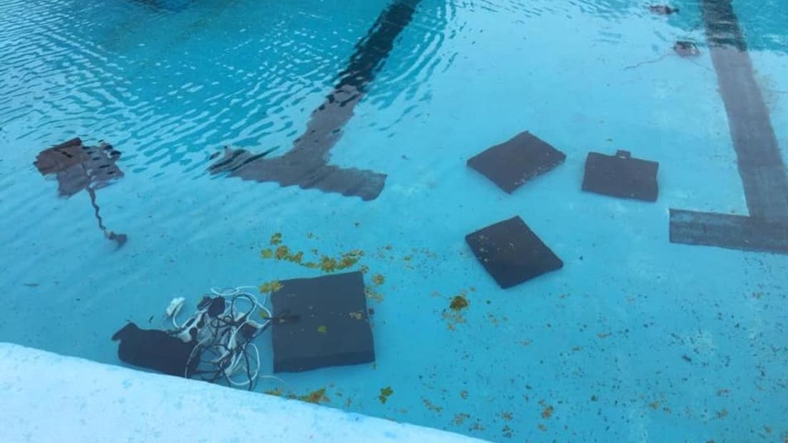 Vernielde apparatuur in zwembad Haestinge in Sint-Maartensdijk