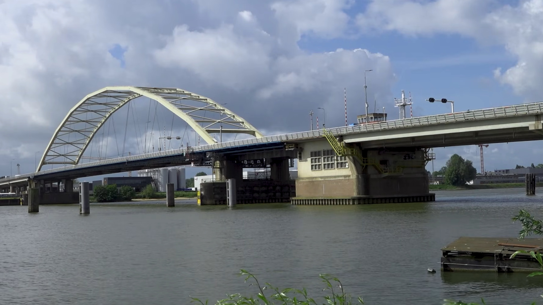De Papendrechtse brug (N3) gaat op de schop.