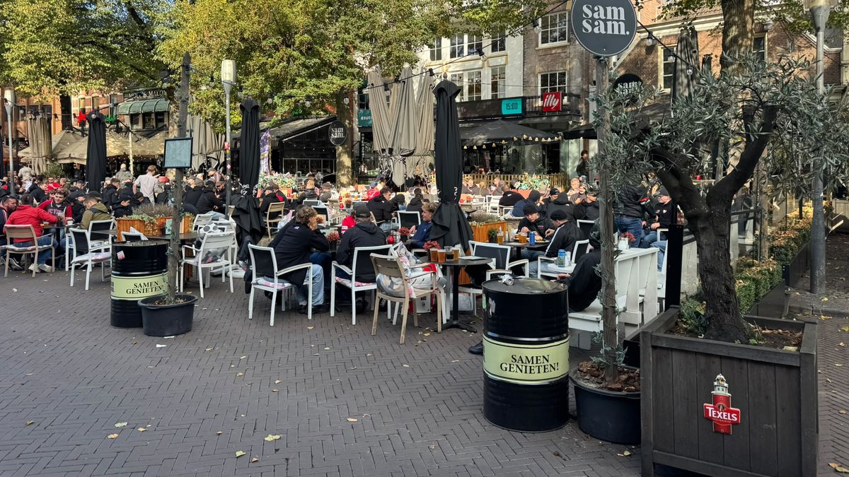 LIVE | Zwitserse supporters op de Oude Markt in Enschede