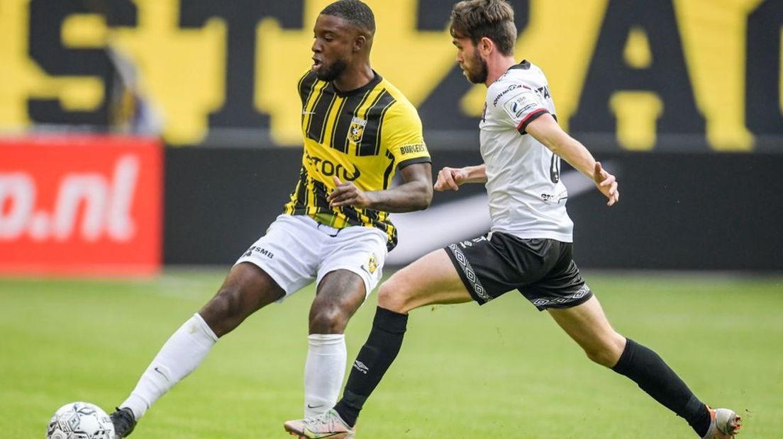 Riechedly Bazoer in actie tegen Dundalk