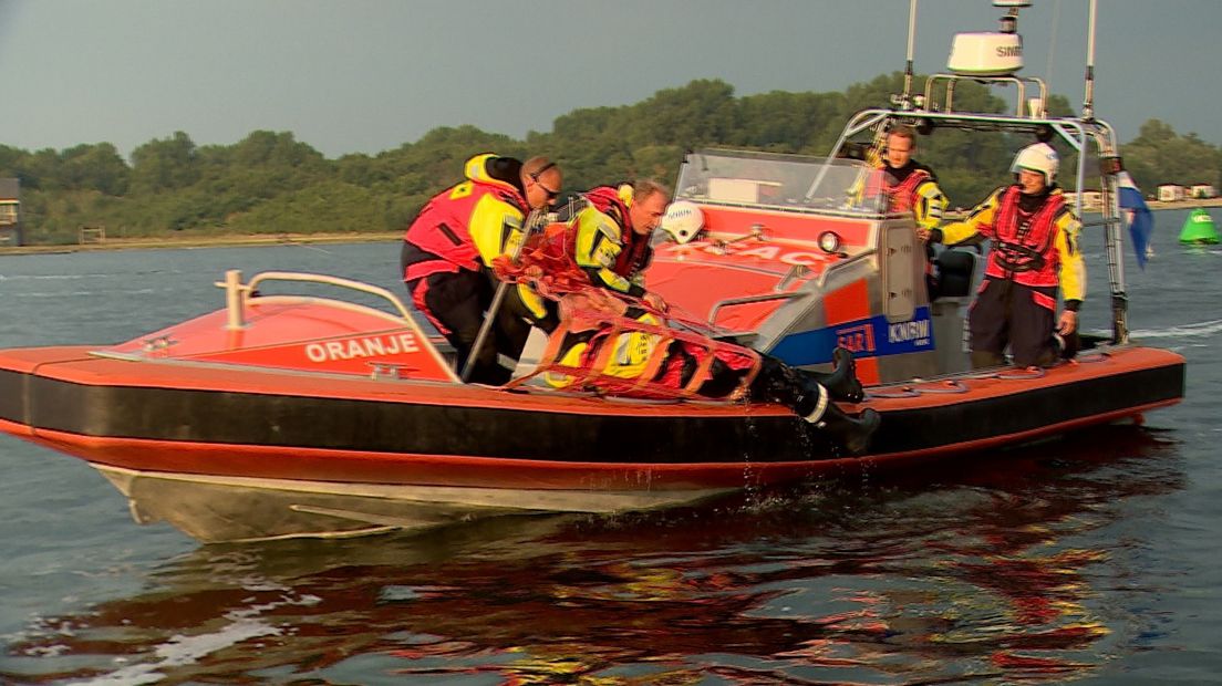 De bemanning van KNRM Verre oefent een redding onder het toeziend oog van Hugo de Ridder (met helm)