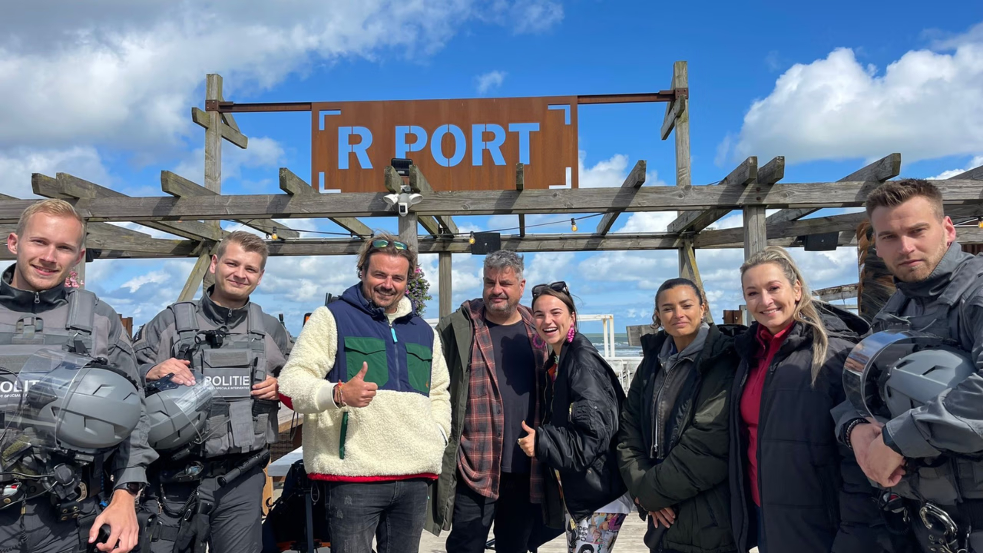 Eigenaren strandclub R Port en een deel van de cast.
