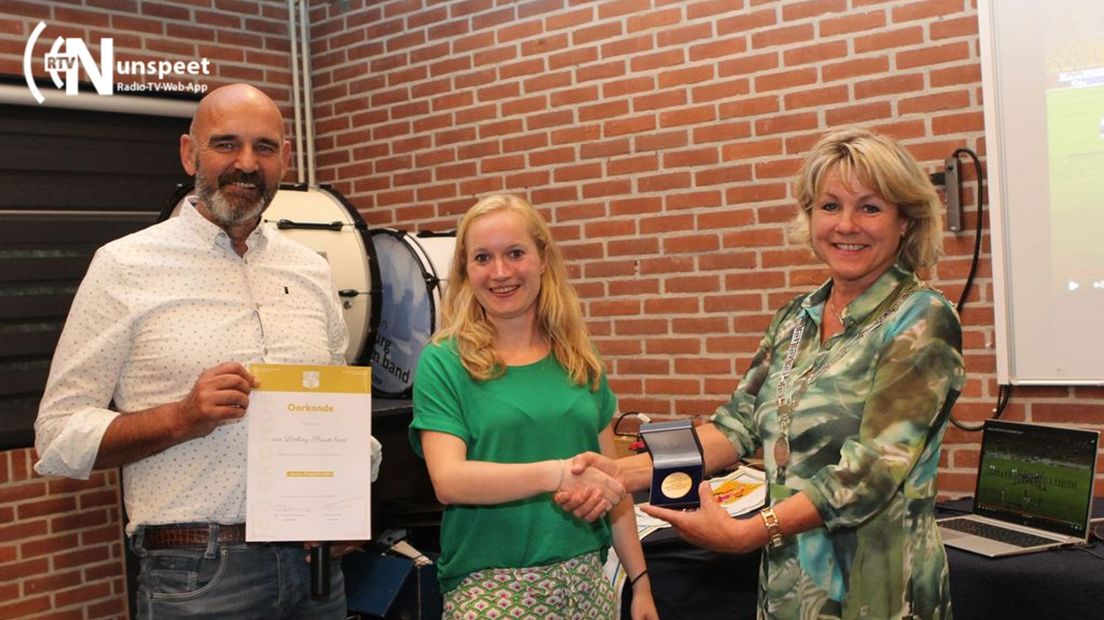 Cultuurwethouder Beerd Flier, vLS bandmanager Jeanine Boer en burgemeester Tanja Haseloop-Amsing