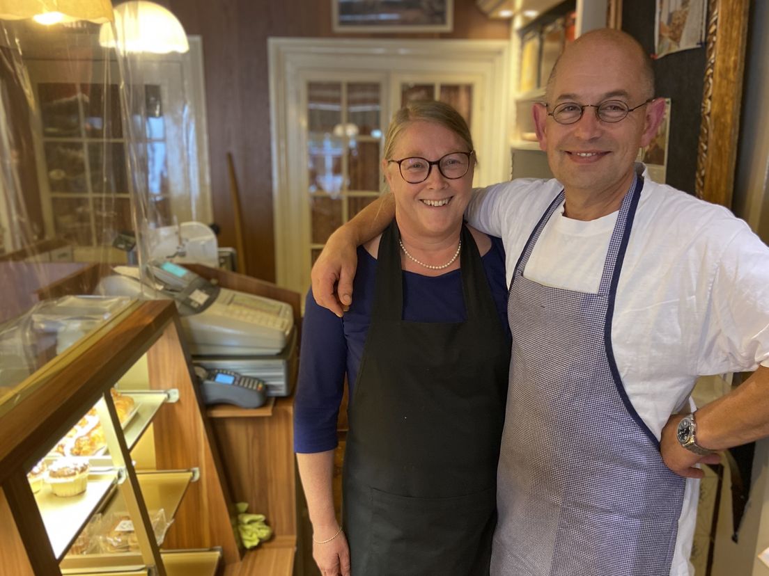 Aafke en Leon Pieterse in hun antieke bakkerswinkel