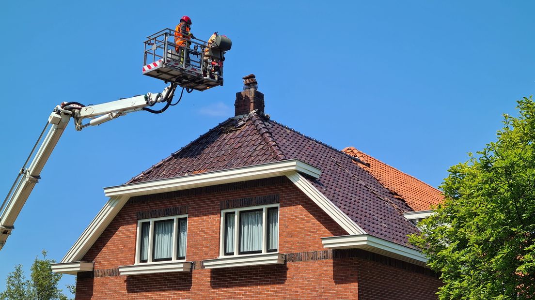 Brandweer controleert met hoogwerker het dak