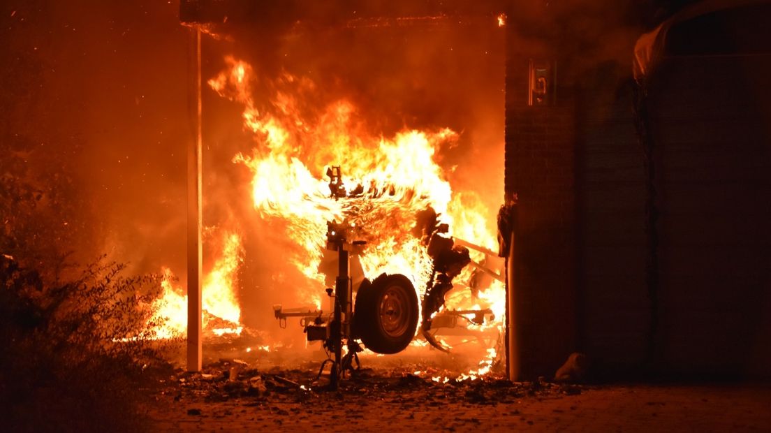 Bij een felle brand in Goes zijn een carport en een boot verwoest.