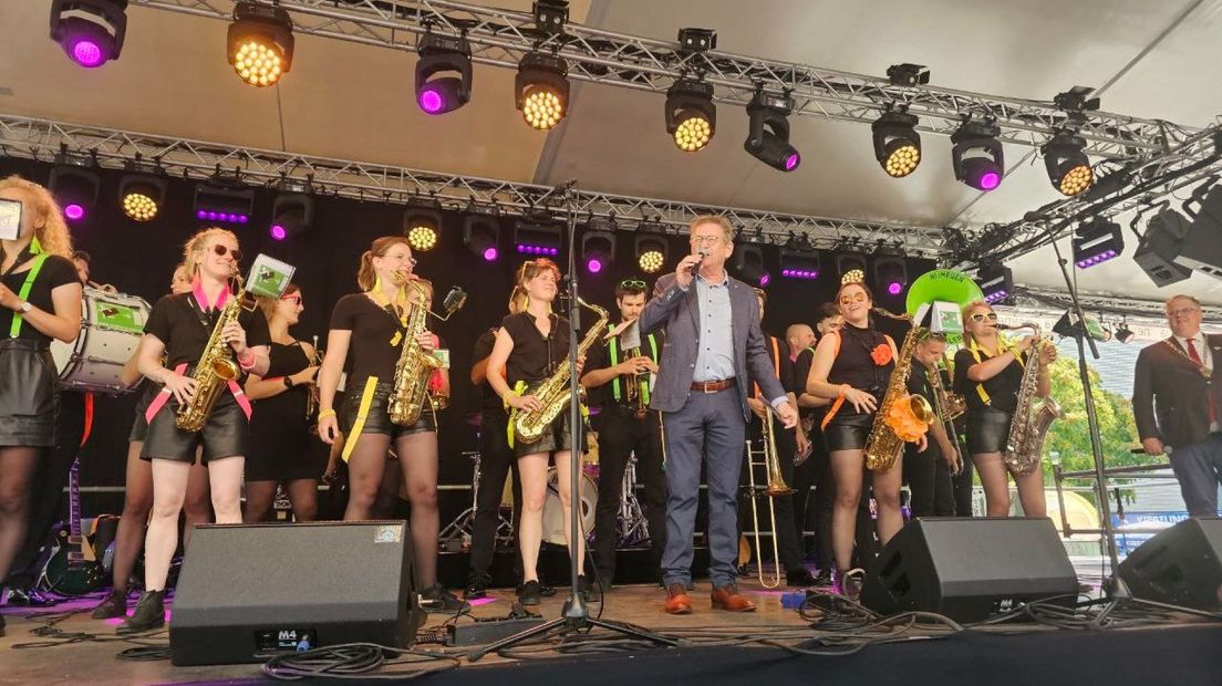 Op 22 podia in Nijmegen telden honderden blazers af naar de aftrap van de Vierdaagsefeesten