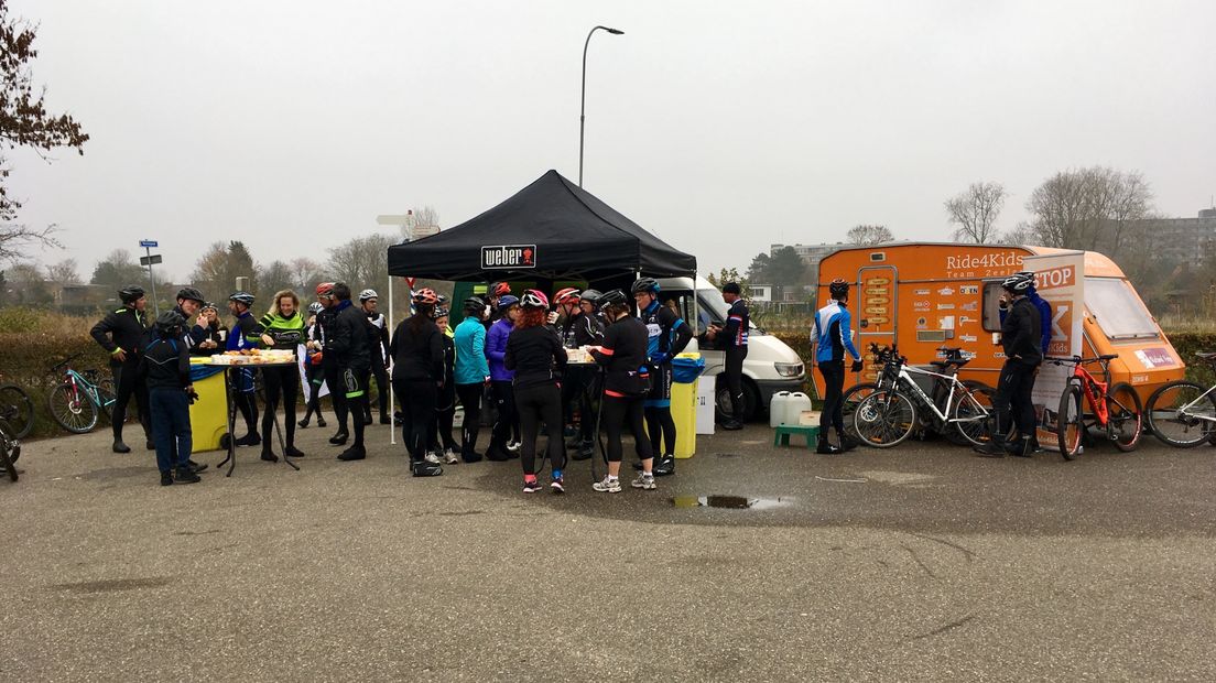 De eerste tussenstop van de Pepernotentocht was in Vlissingen waar de deelnemers een gezonde snack en bouillon konden krijgen.