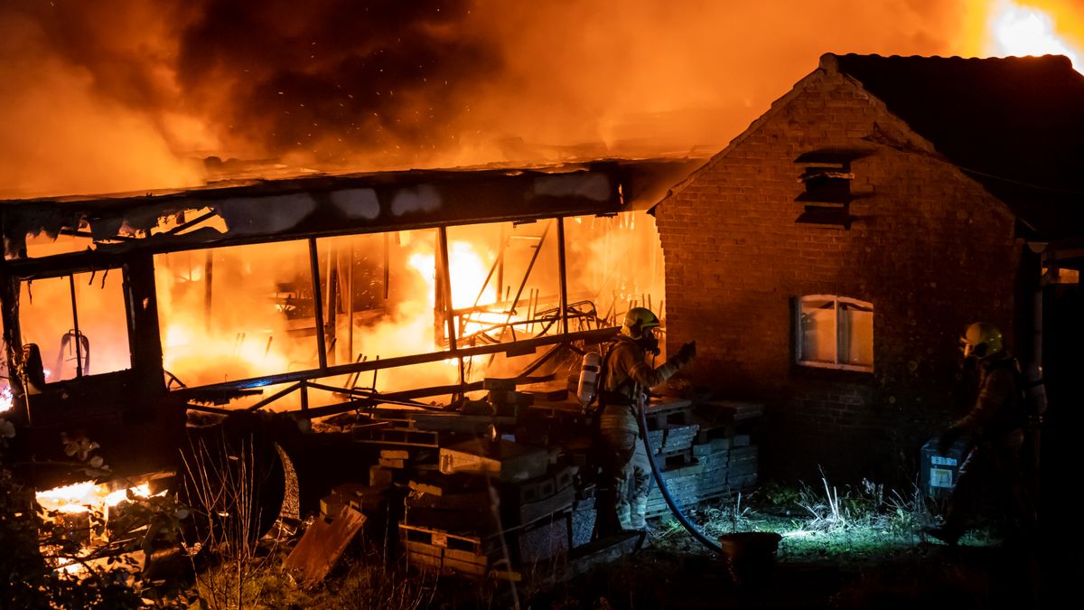 Brandende sloopbussen zorgen voor vuurzee in Oude-Tonge; politie doet onderzoek