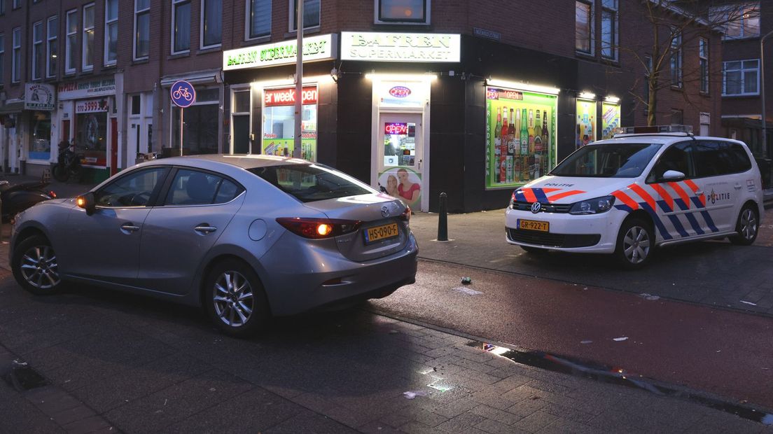 De politie doet onderzoek bij de avondwinkel