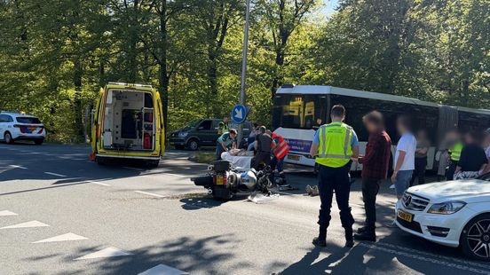 Motorrijder botst met lijnbus