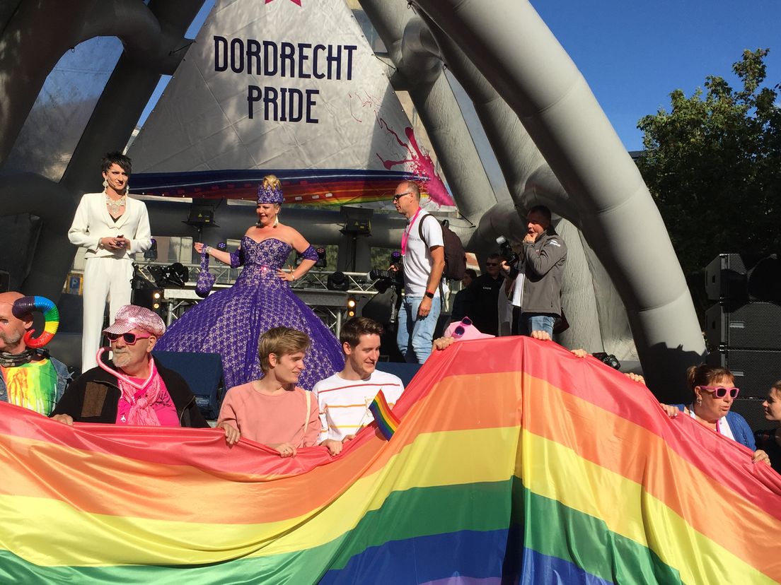 Pride Walk Dordrecht: 'Geweld tegen LHBT moet stoppen'