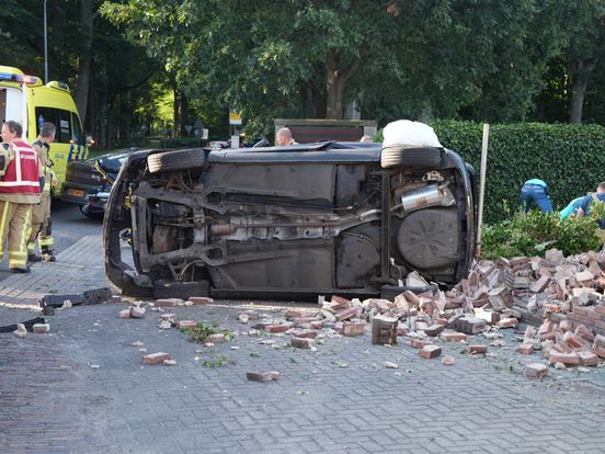 Auto botst tegen muur in Havelte, meerdere gewonden