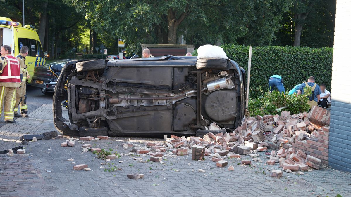 Auto botst tegen muur in Havelte, meerdere gewonden