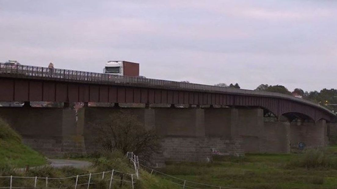 De Rijnbrug bij Kesteren.