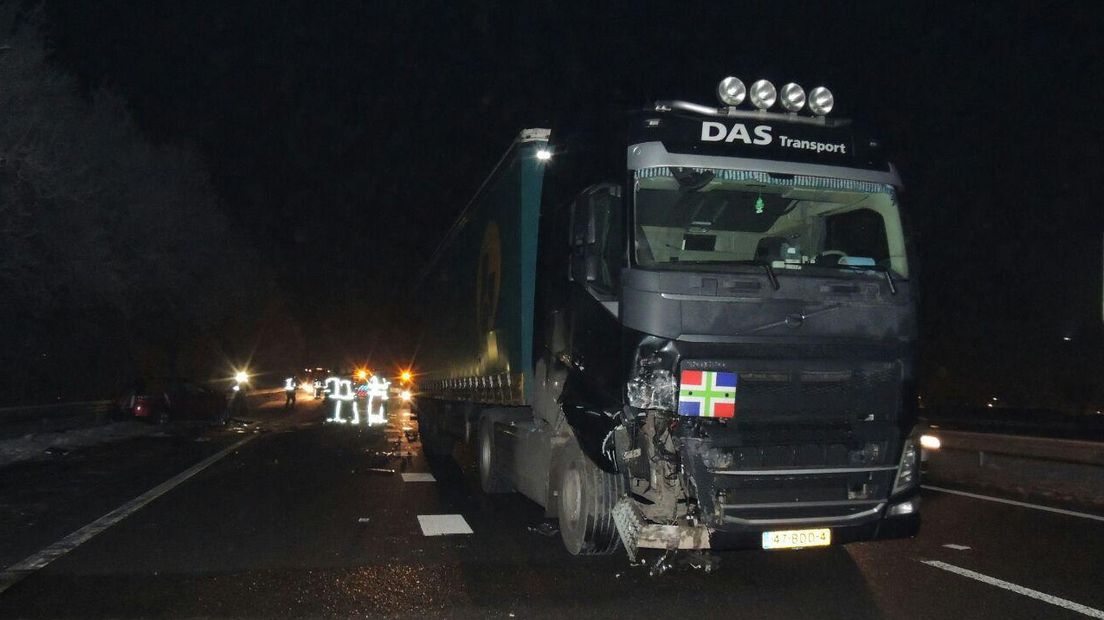 Bij het ongeluk is ook een vrachtwagen betrokken (fotoP: Persbureau Meter)